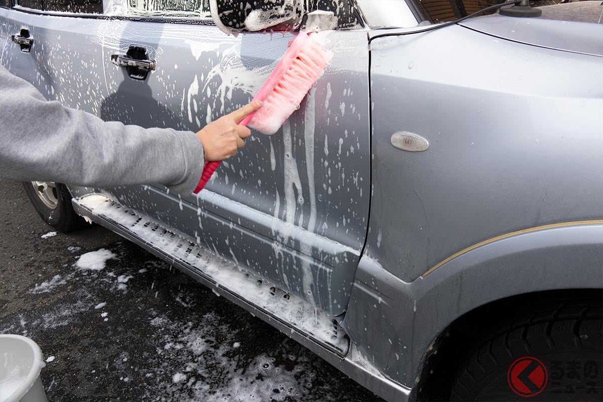 「融雪剤」がクルマに付着した場合、早めに洗車し「塩分」を落とそう
