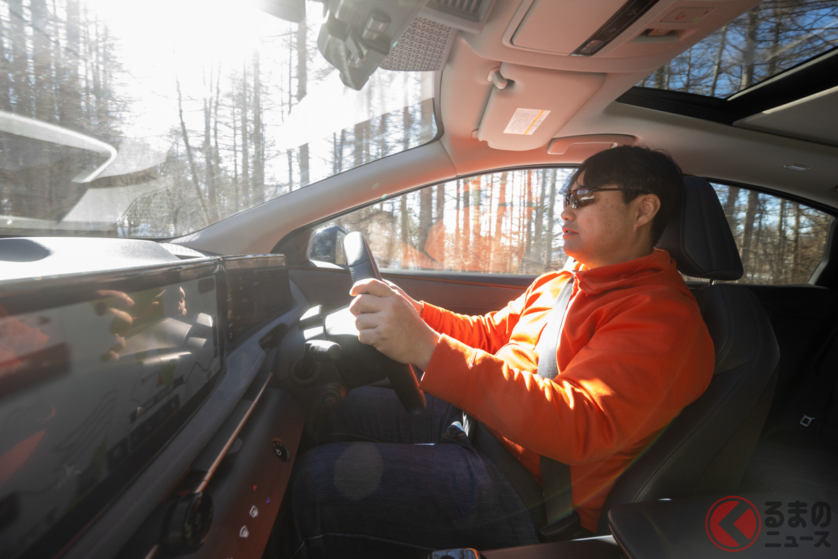 雪上試乗中の筆者(工藤貴宏)