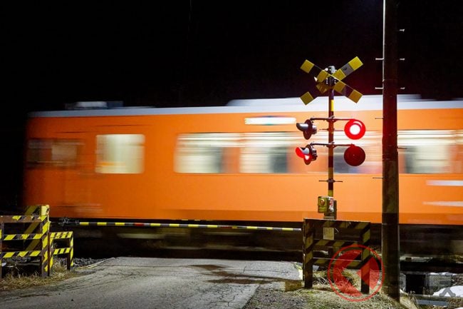 電車来たのに「踏切」開いて事故!? 実践者ほぼゼロ？ 踏切前の「窓開け」に注目！ 教習所で推奨されるワケ | くるまのニュース