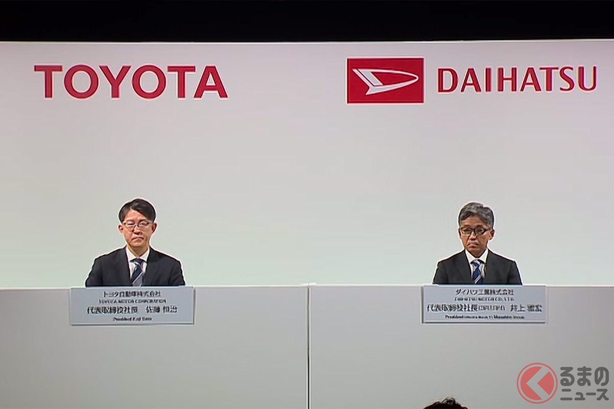 「ダイハツ新体制会見」に登壇するトヨタ佐藤恒治社長(左)・ダイハツ井上雅宏新社長(右)