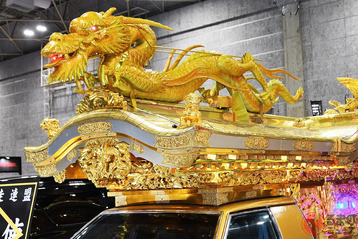 龍の存在感がすごい…! ド派手霊柩車が展示された
