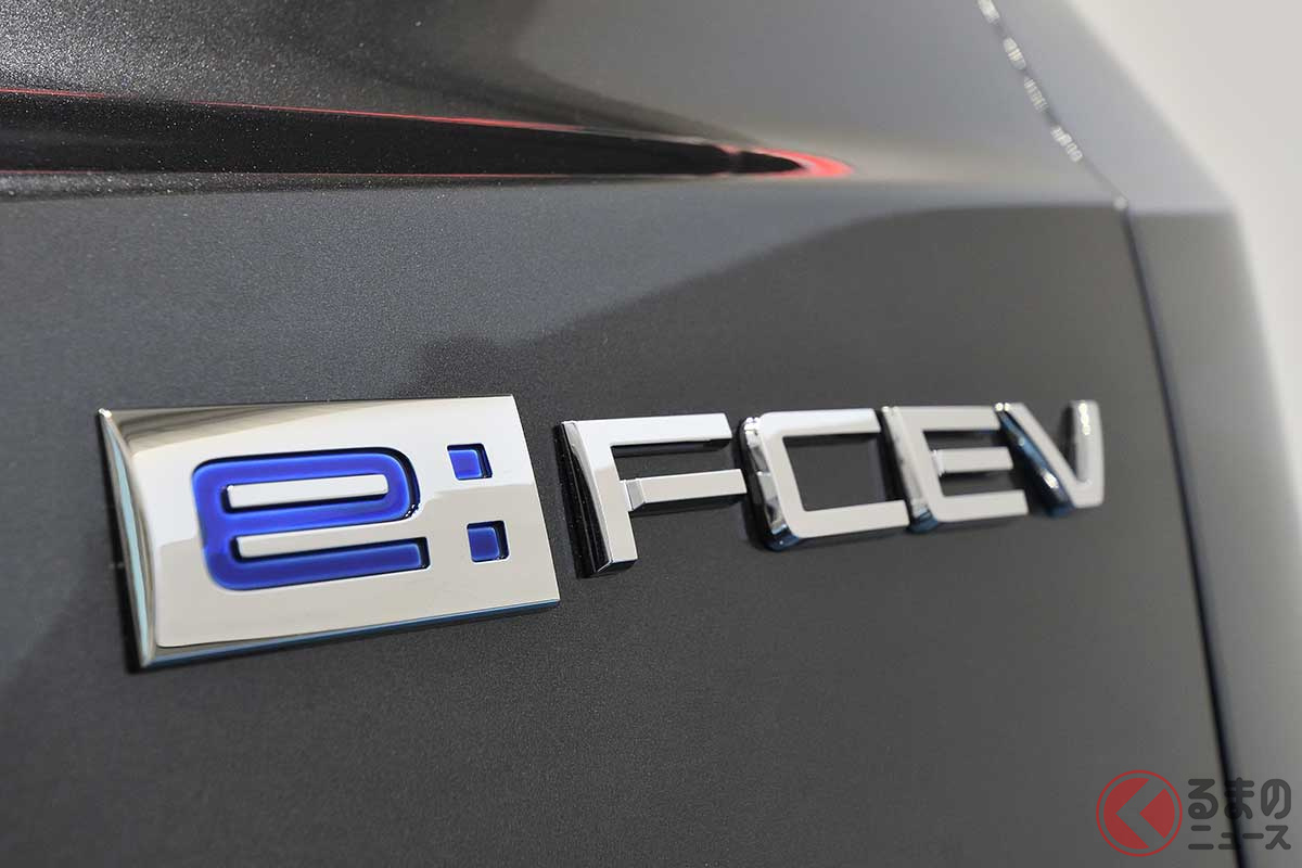 自社開発の「次世代燃料電池システム」の新工場立ち上げ!(画像はFCEVのバッチ)
