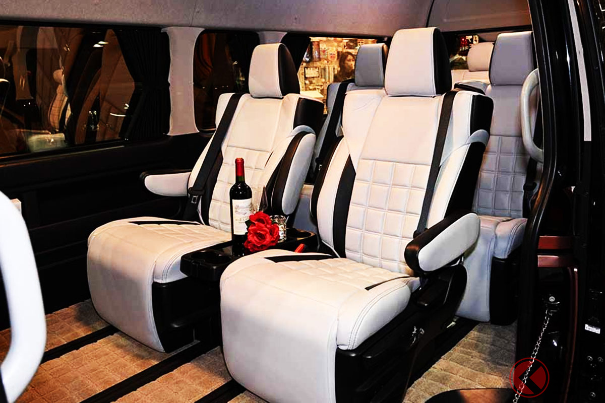 ラグジュアリーなトヨタ「デカい ミニバン」