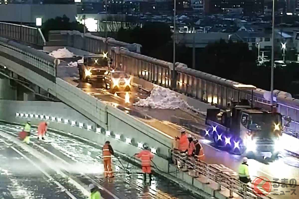首都高速4号新宿線の高井戸付近で夜を徹して進む除排雪作業（画像：首都高速）