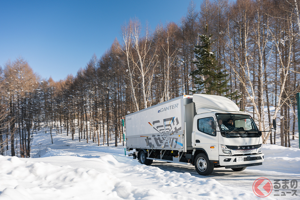 雪の積もる北の大地を三菱ふそう「eキャンター」が走る