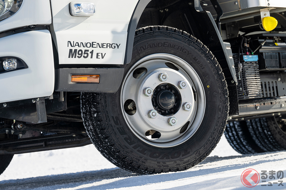 トーヨータイヤから新たに専用タイヤとして生まれた、小型EVトラック専用スタッドレス「NANOENERGY M951 EV」