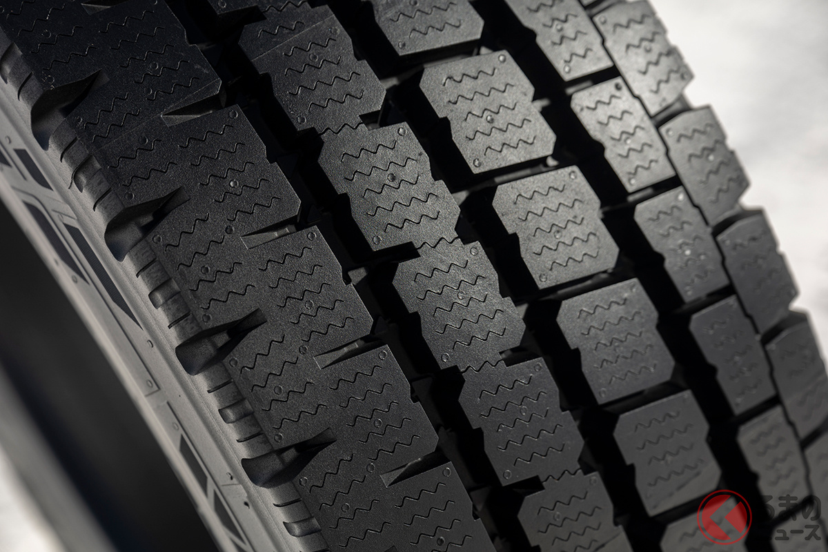 トラック用としては珍しい「左右非対称パターン」の「M951 EV」