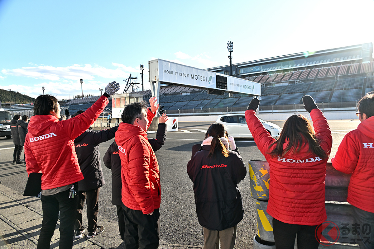 スタッフ一同が参加者を見送る