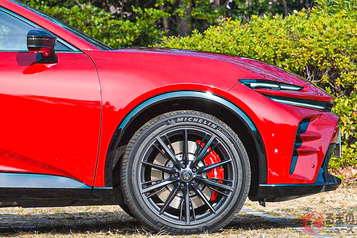 赤の大型キャリパーがイイ! トヨタ新型「クラウン スポーツ PHEV」