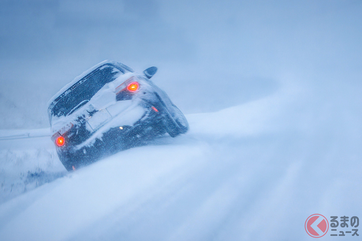 ホワイトアウトが発生すると、道路脇に落下してしまう危険性も…(画像はイメージ)