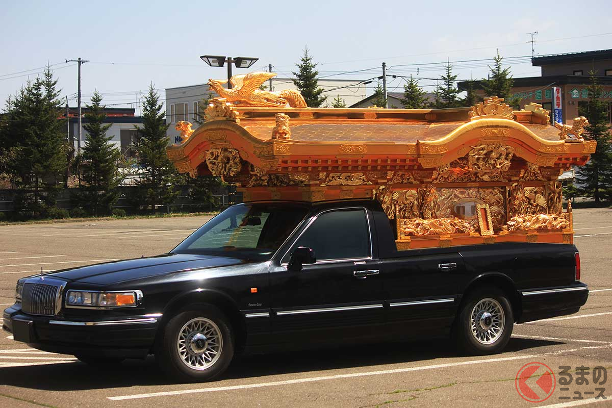 減りつつある「宮型霊柩車」