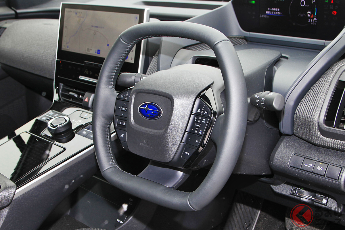 「真ん丸」ではない「オーバルステアリング」