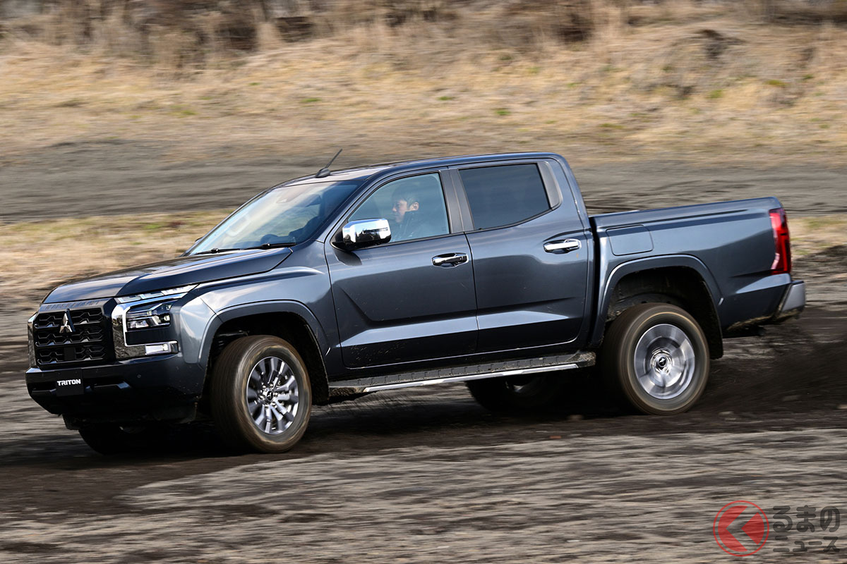 ダート路を疾走する三菱の新型ピックアップトラック「トライトン」