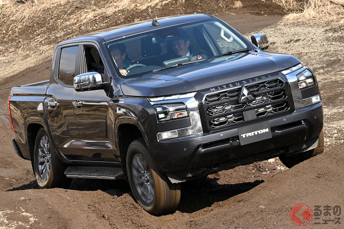 極悪なモーグル路を難なくクリアしてみせる三菱の新型ピックアップトラック「トライトン」