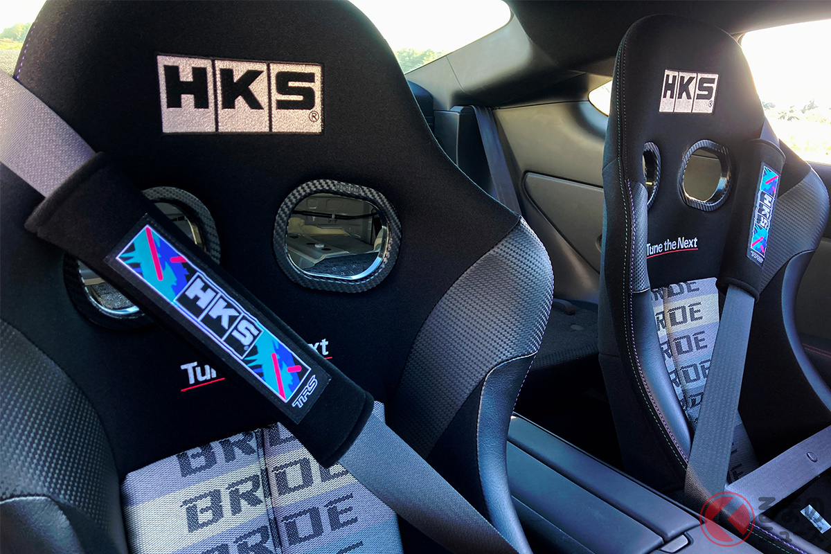 オイルカラーのHKSロゴワッペンを採用した「HKS SHOULDER PADS TRS」は社外はもちろん純正シートにもマッチする