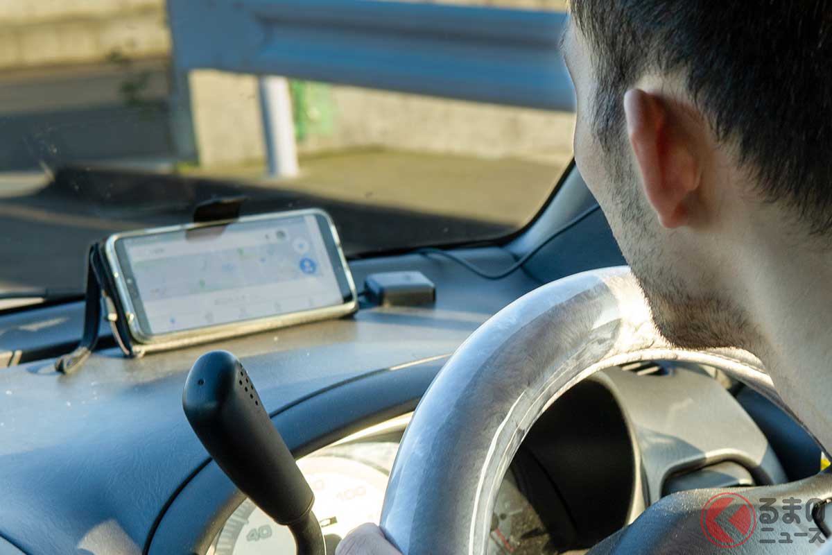 便利な「スマホホルダー」も場所によっては違反になる?