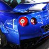 ワイドな日産「GT-R」登場！ 1050万円の“鮮烈青ボディ”がスゴい！ どんな特徴？