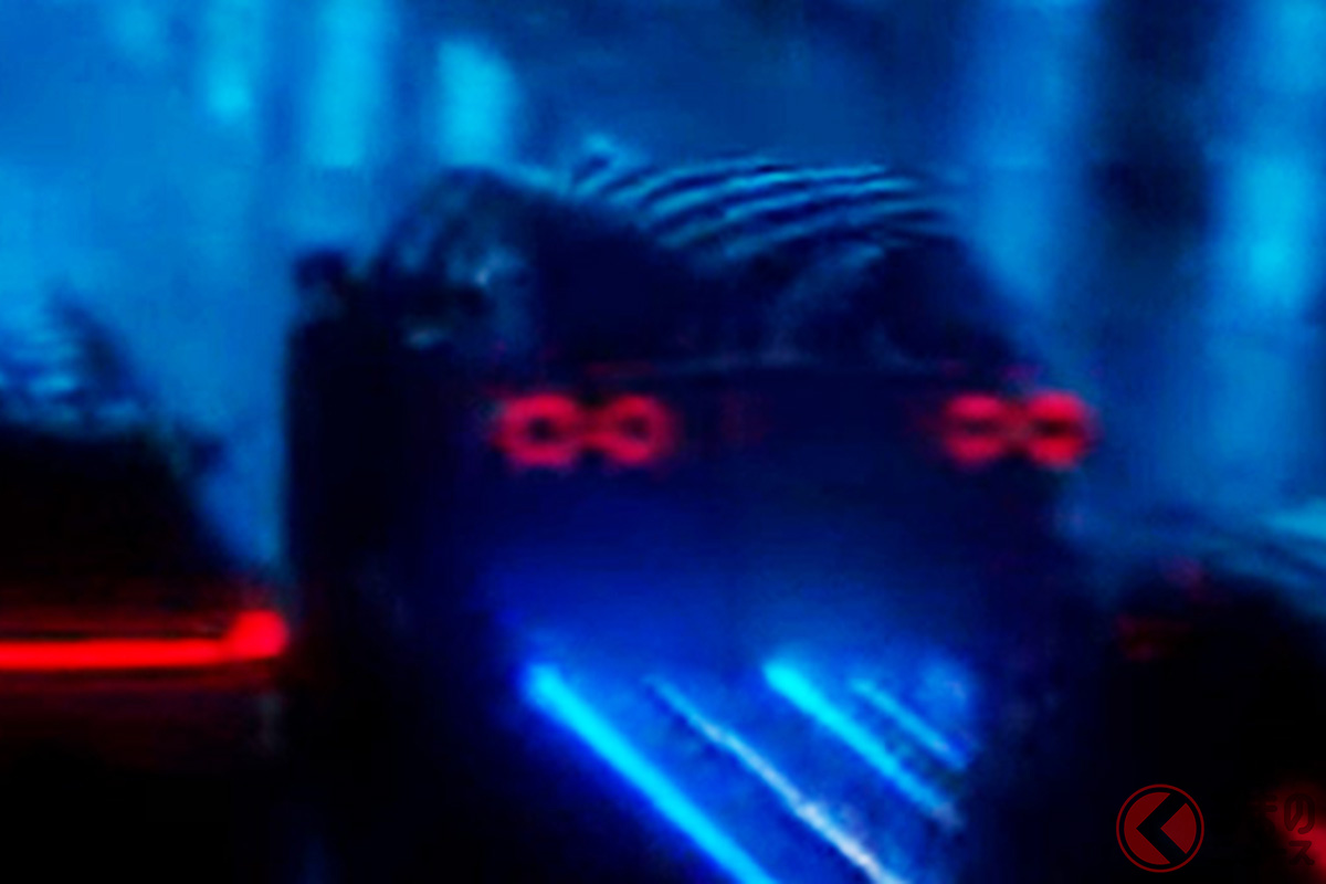 この後ろ姿は…まさか! 日産伝統のあのクルマ?