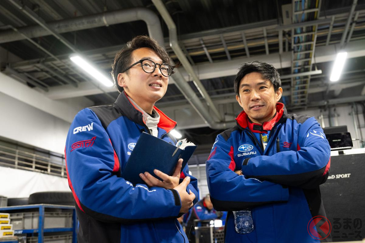 オーディションドライバーとして参加した奥本隼士氏(左)とレーシングドライバーの井口卓人選手(右)