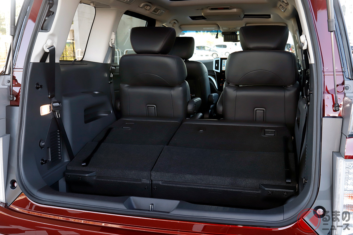 3列目の格納方法はそれぞれ異なる(画像は現行エルグランド)