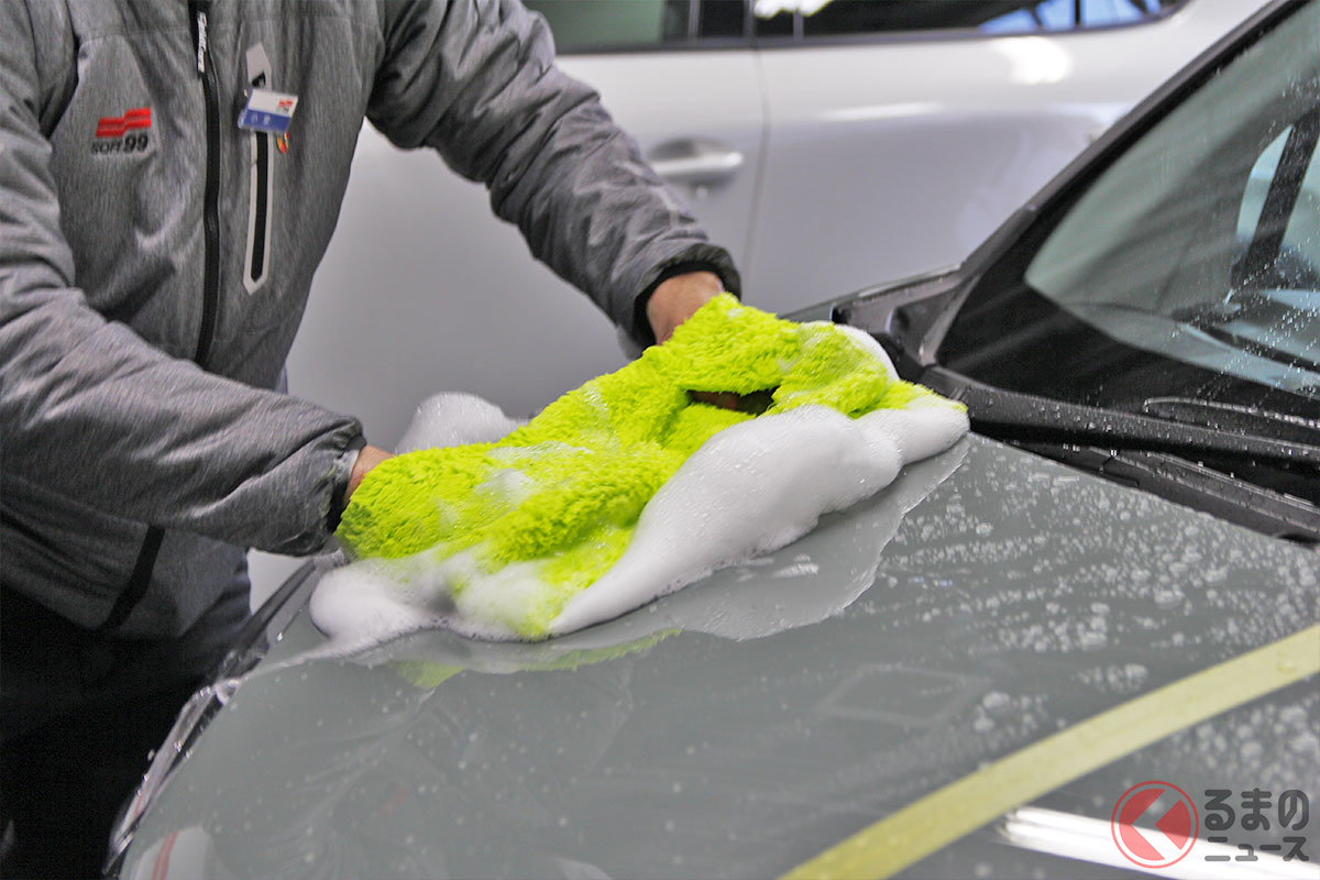 「ALAUNEN アワテクシャンプー」と「ALAUNEN ヤワラカイザー 洗浄用クロス」で洗車をする様子。シャンプーの泡持ちの良さとクロスの保水力によって一気に広い範囲を洗車できる