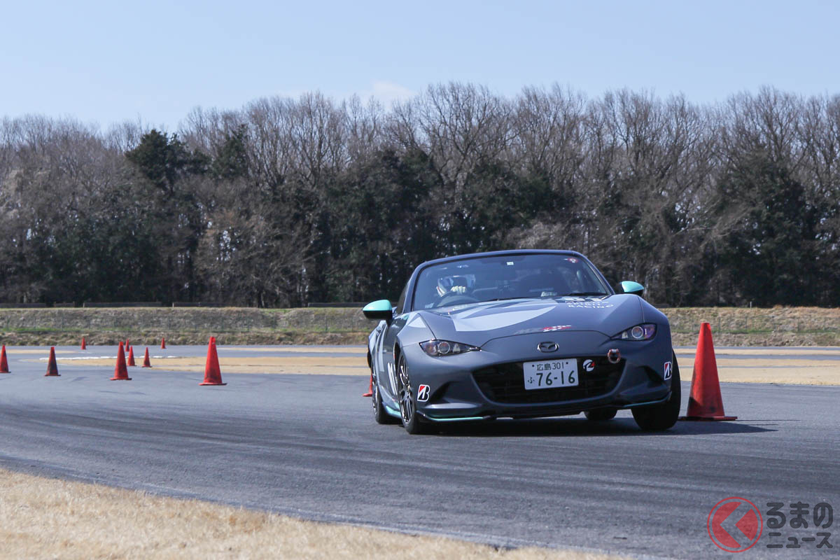 コース全体を使ったライン取りのトレーニングや、パイロンスラローム走行などで車両の挙動を学んでいた