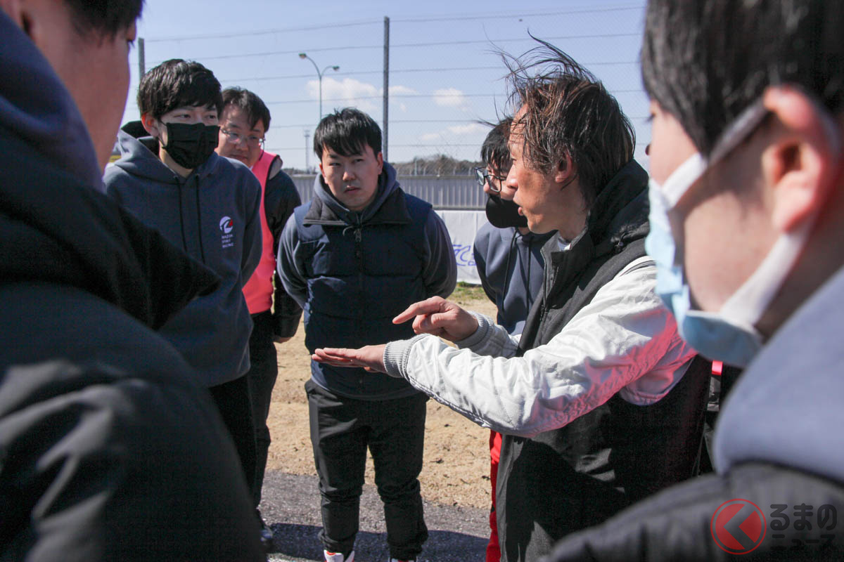 午後にはコースを実際に歩いて、速く走るコツを指南されていた