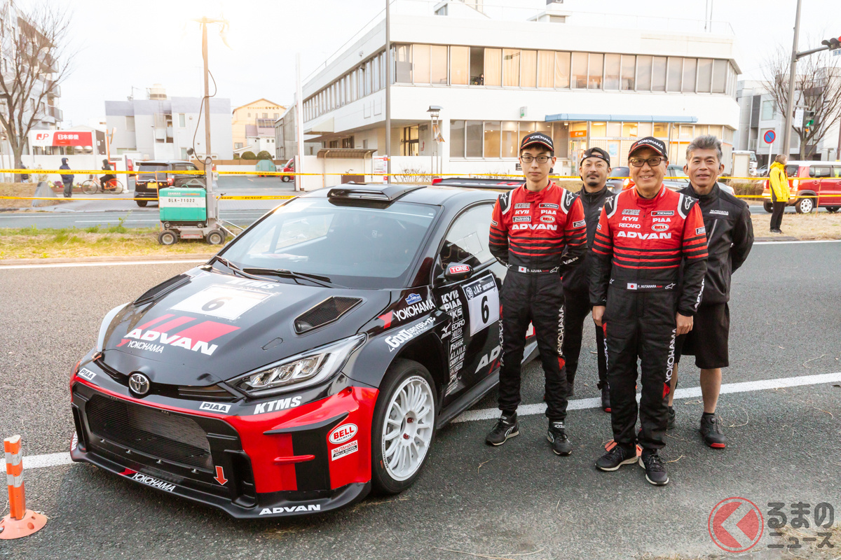 GRヤリスRally2の横に立つのが奴田原選手(右前列)とコンビを組むコ・ドライバーの東選手(左前列)