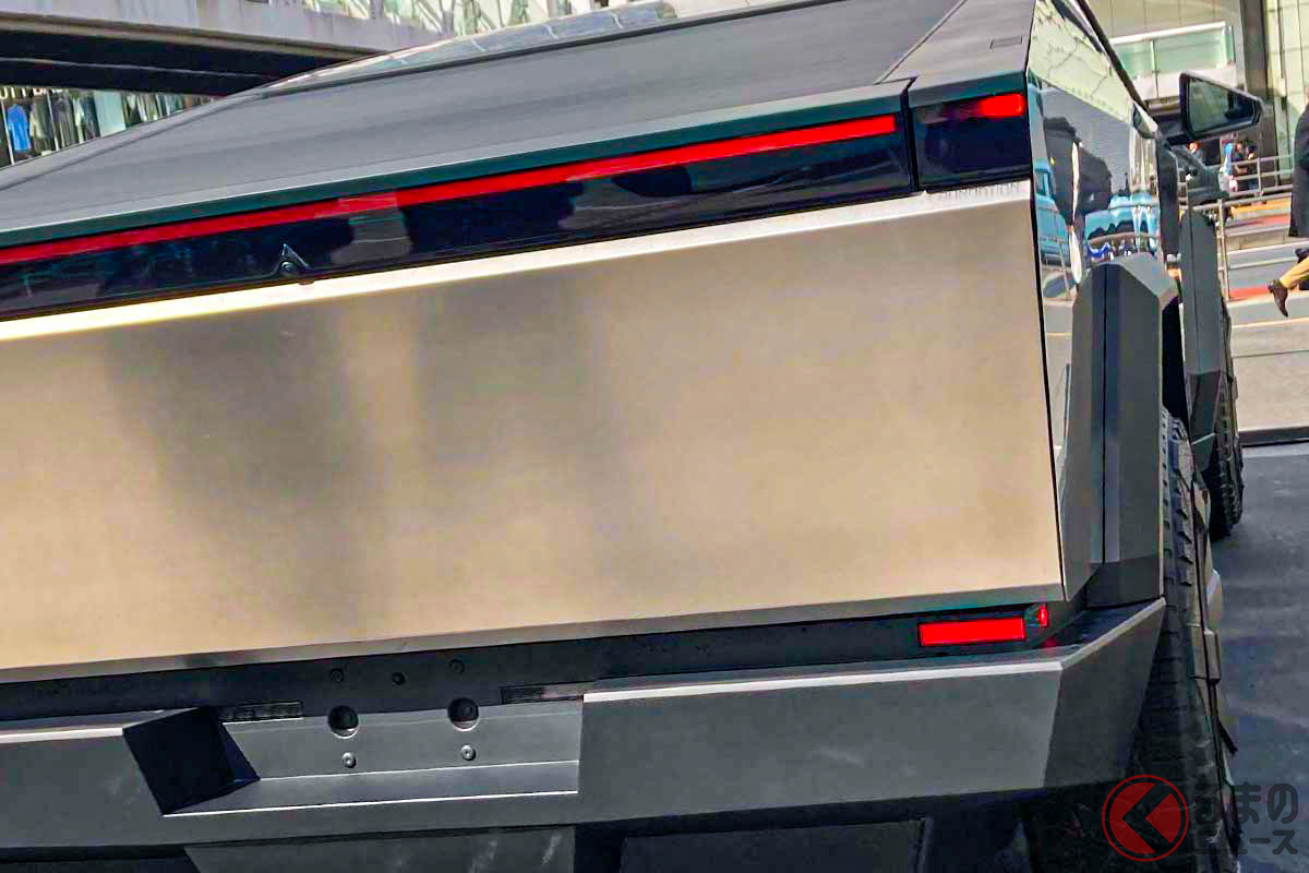 デカッ! テスラ新型「サイバートラック」