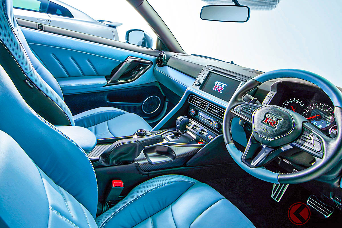 青内装カッコイイ! 日産新型「GT-R」