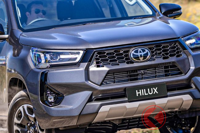 トヨタ新型「本格4WD」発表！ 精悍顔化＆ハイブリッド追加！ めちゃ