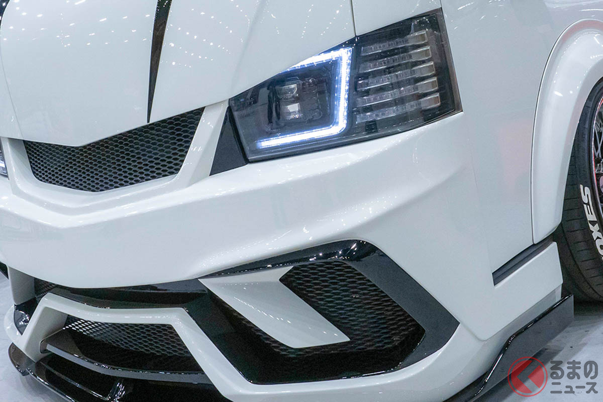 展示されたスーパーカーなトヨタ「ハイエース」