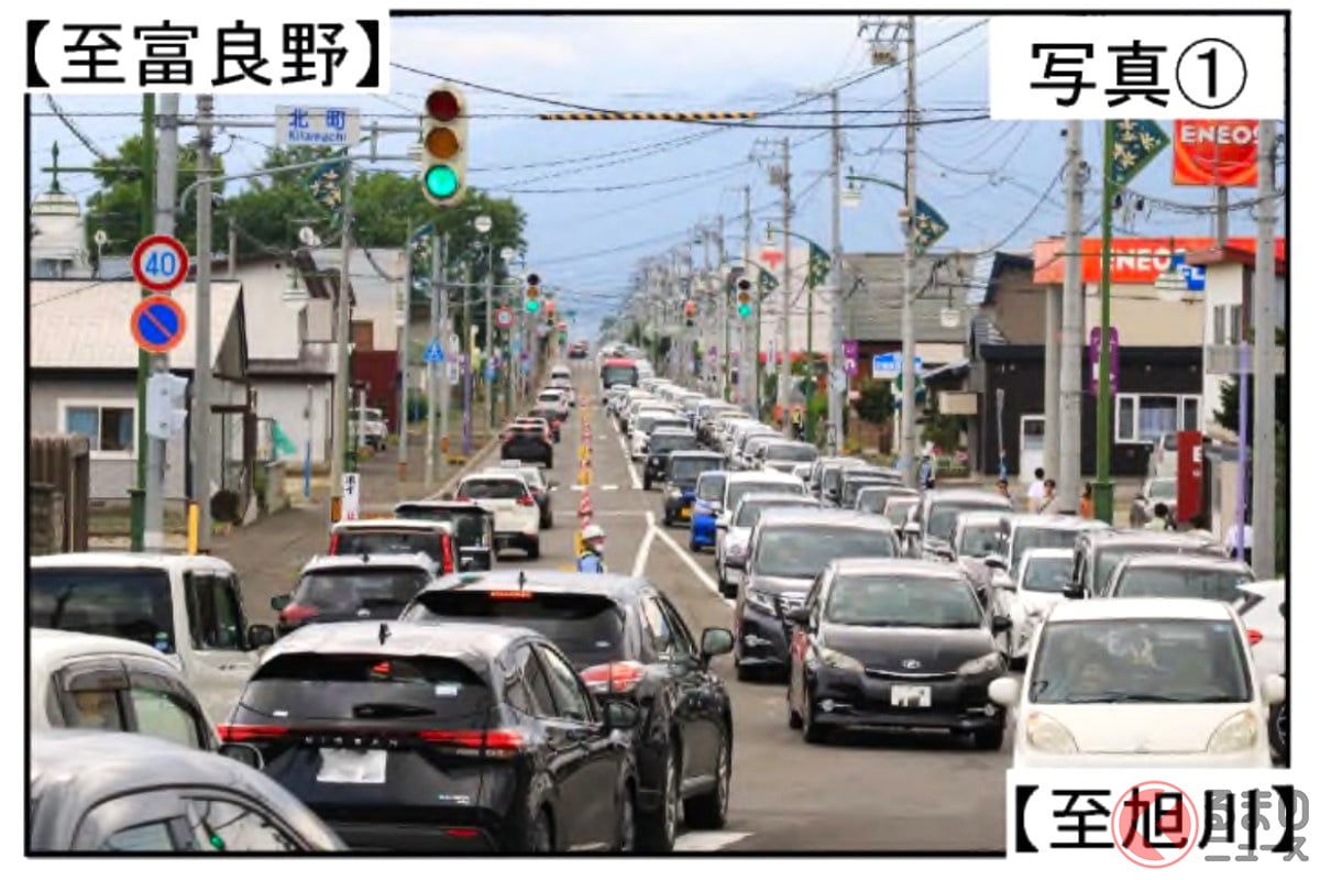 渋滞する中富良野の国道(画像:国土交通省)
