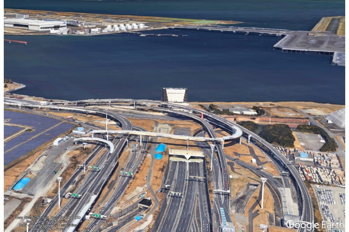 首都高湾岸線・東京湾アクアラインの川崎浮島JCT（画像：Google Earth）。