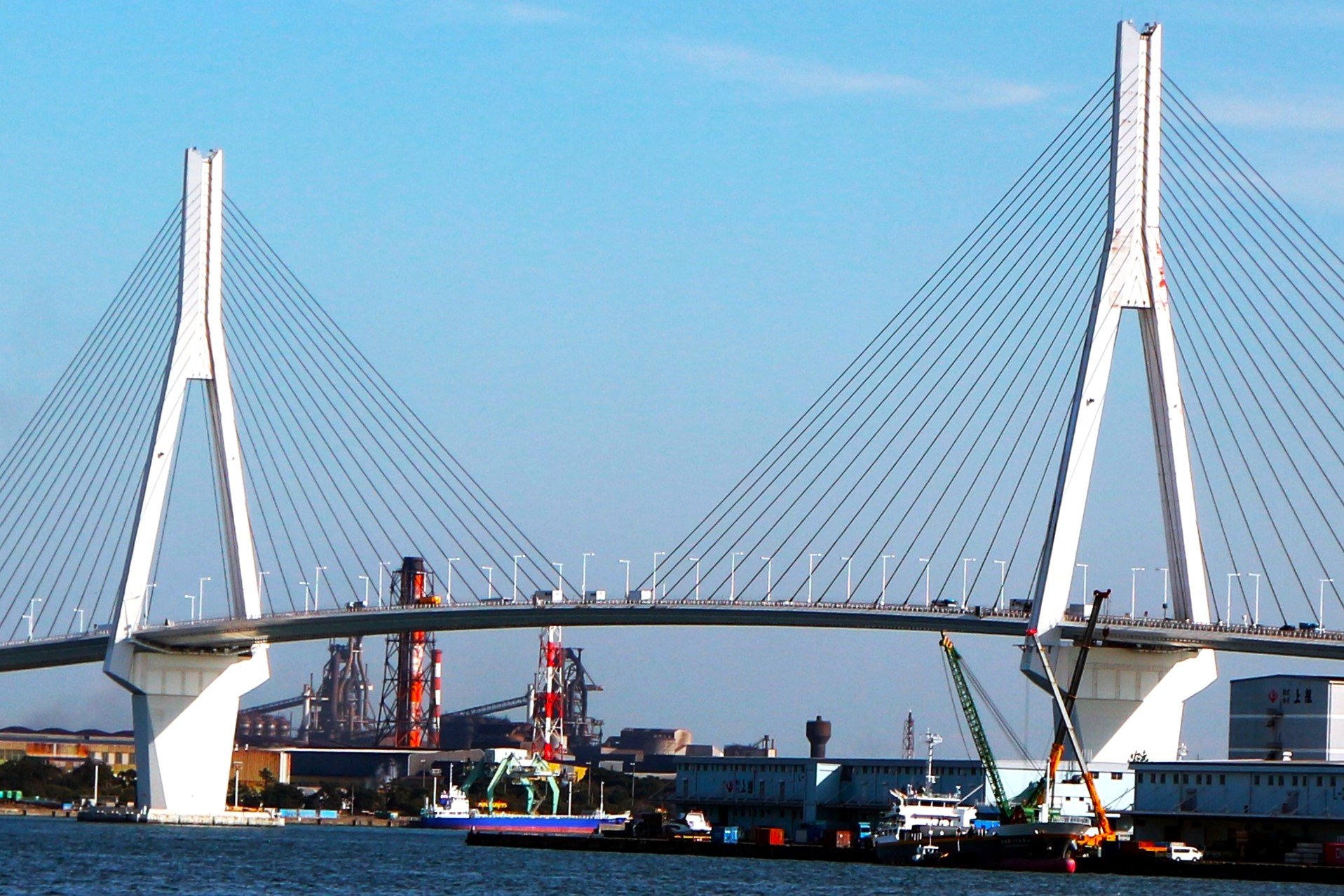 首都高湾岸線の「鶴見つばさ橋」（画像：写真AC）。