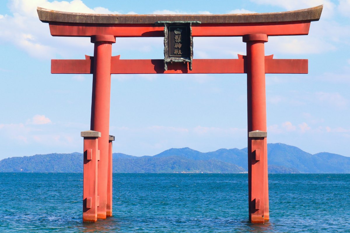 琵琶湖に鳥居が立つ白鬚神社（画像：写真AC）。
