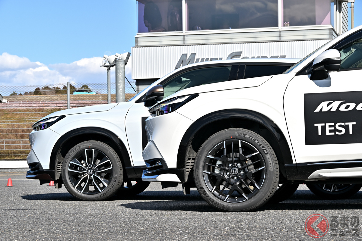 新作のヴェゼル用18インチアルミホイール「MS-050」(右)。車両もタイヤ銘柄も全く同じ条件で、標準ホイール(左)との比較試乗をおこなった