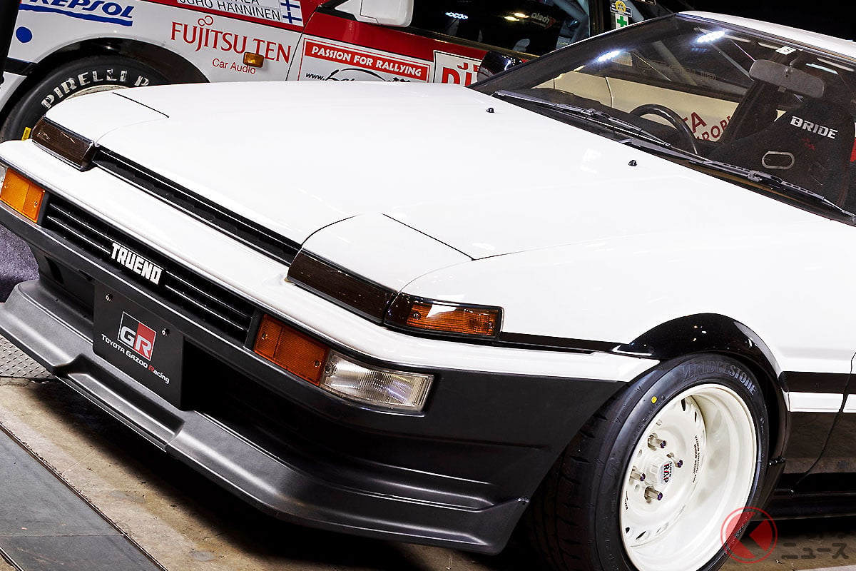 デビューから40年が経過した今も「AE86」が人気を集め続ける理由とは［写真は「東京オートサロン2023」に出展されたレーシングドライバー佐々木 雅弘選手の愛車「トレノ」］