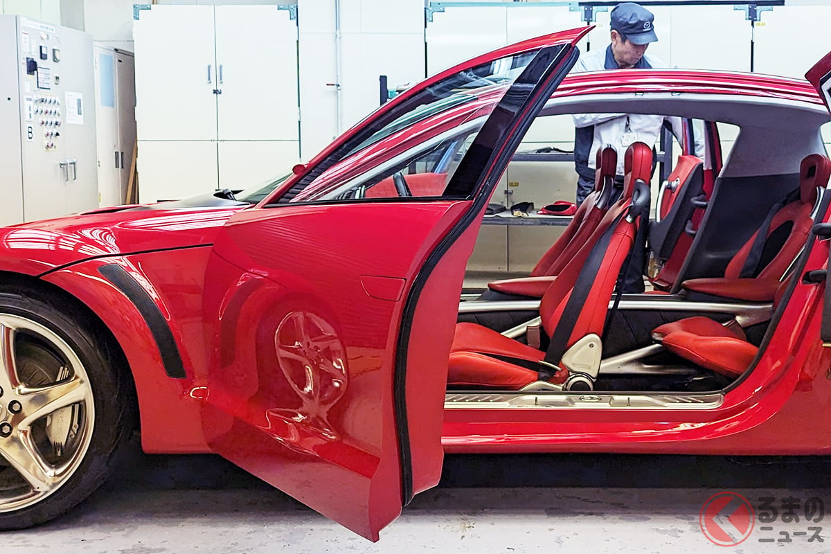 キレイに修復中の「RXエボルブ」（画像：マツダ株式会社公式X(@Mazda_PR)）