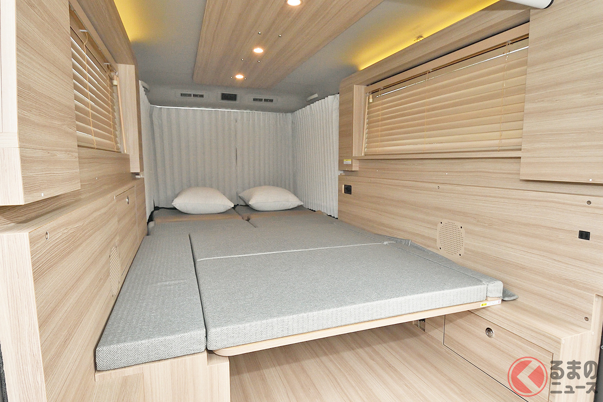 車内にベッドを備えた「キャラバン マイルーム」