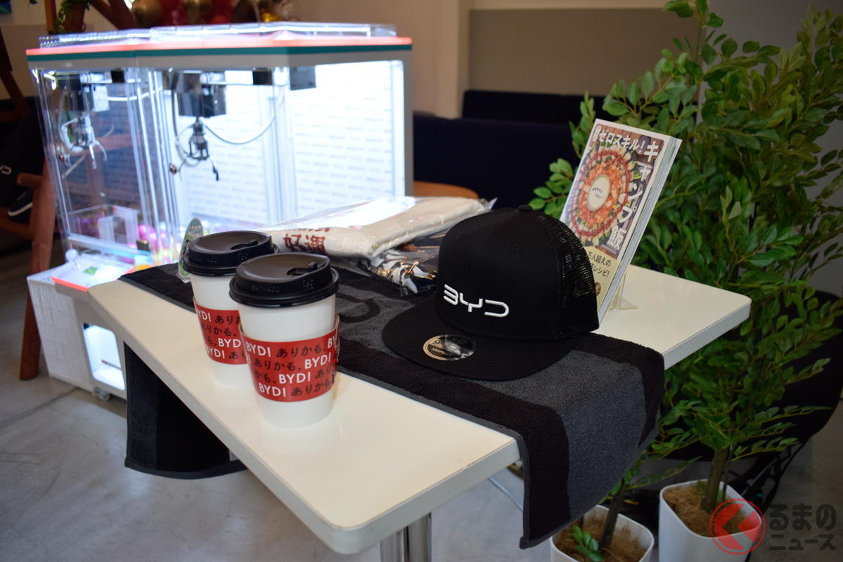 クレーンゲームを回して当たるともらえるBYDオリジナルグッズや、トークイベント登壇者のグッズ