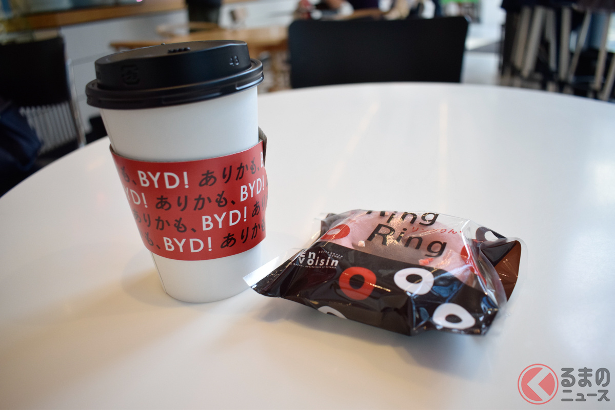 BYDの公式LINEアカウントを友だち登録し、簡単なアンケートに回答すると無料でプレゼントされる、ドリンクと焼きドーナツ