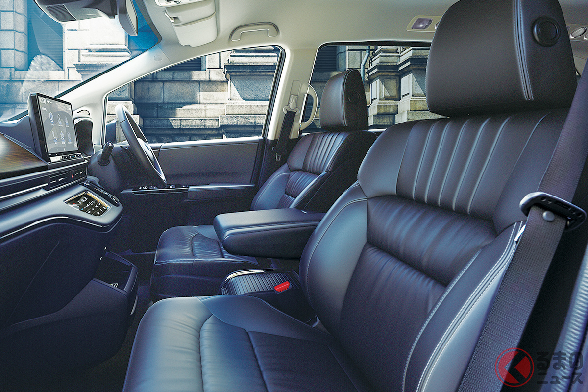 巨大なシフトレバーが廃止されすっきりしたインパネまわり! 後席が見渡せる「車内ミラー」の使い勝手も良好です