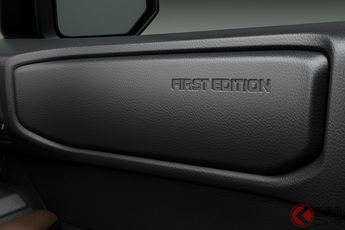 合成皮革巻きドアトリムオーナメント(“FIRST EDITION”ロゴ入り)