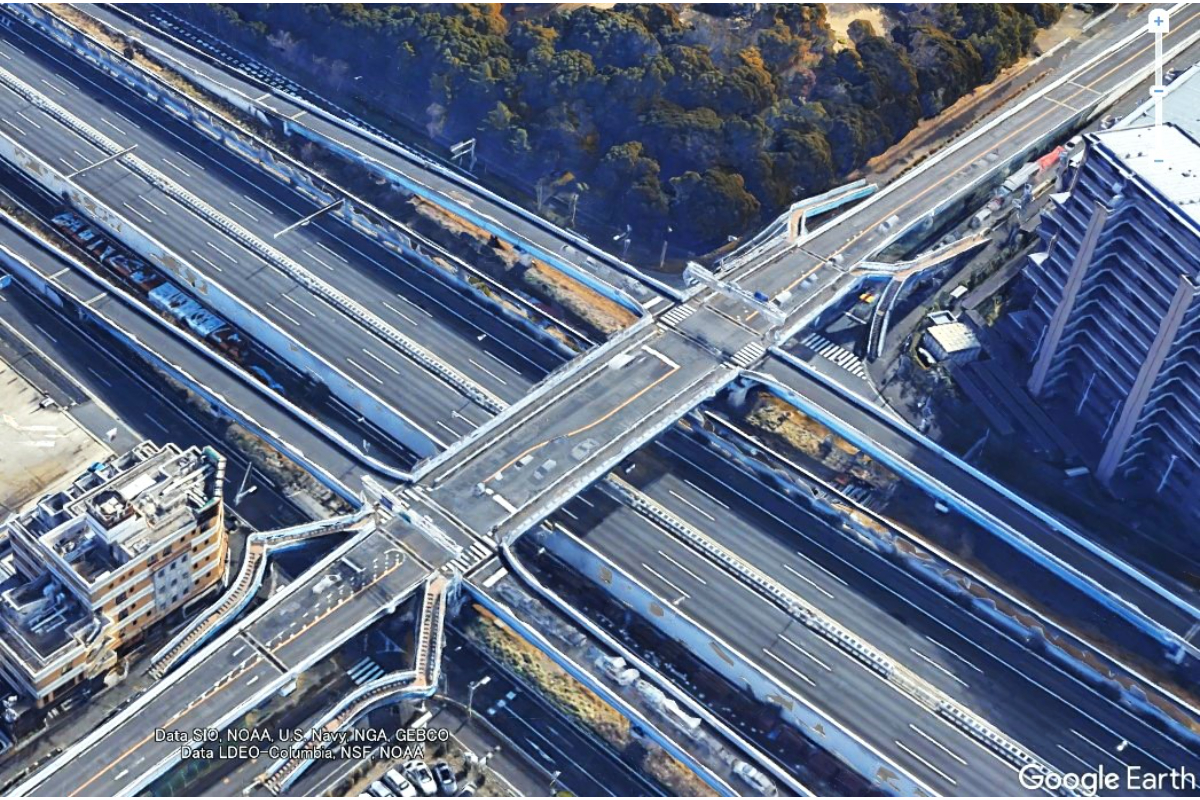 ややこしい交差点が「反転交差点」でシンプルに？（画像はイメージ）（画像：Google Earth）。