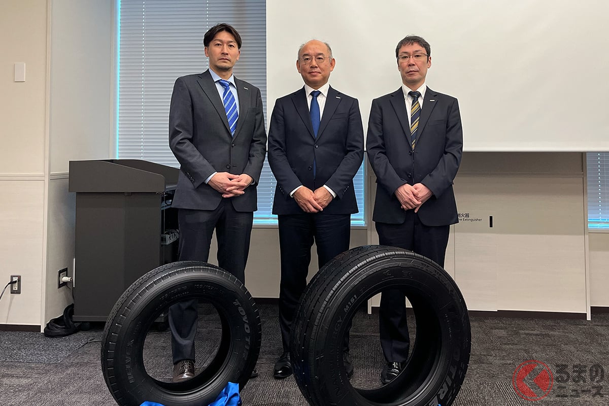 左から技術統括部門 技術開発本部 TBタイヤ開発部 パターン設計リーダー 藤岡剛史氏、技術開発本部長 水谷保氏、商品企画本部 生産財商品企画部長 杉本裕昭氏