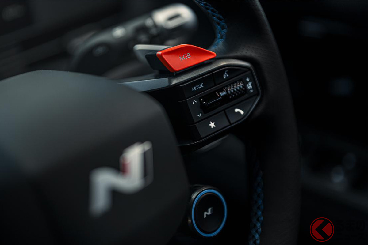 ステアリングは戦闘機のような配置! オトコ心をくすぐる!