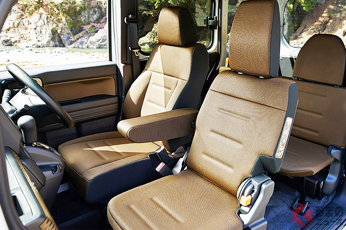 カーキ×ブラックの内装がお洒落!