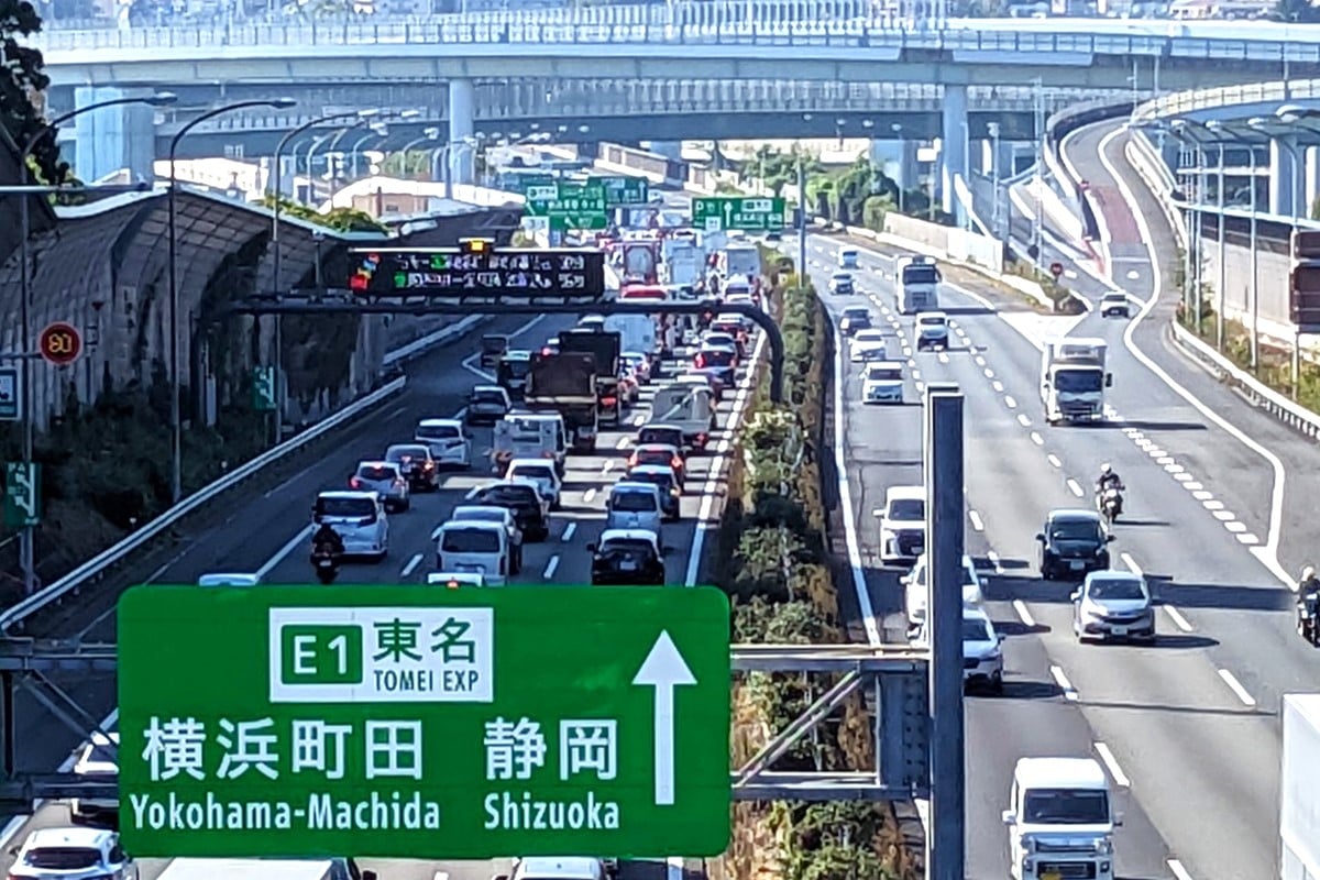 渋滞する東名高速（画像：写真AC）。