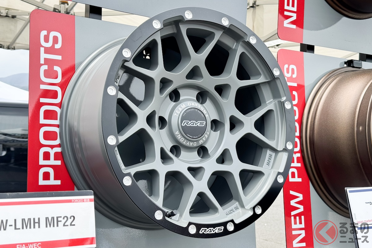 TEAM DAYTONA M8 xB Editionはピアスボルトを模した切削加工の個性が光る